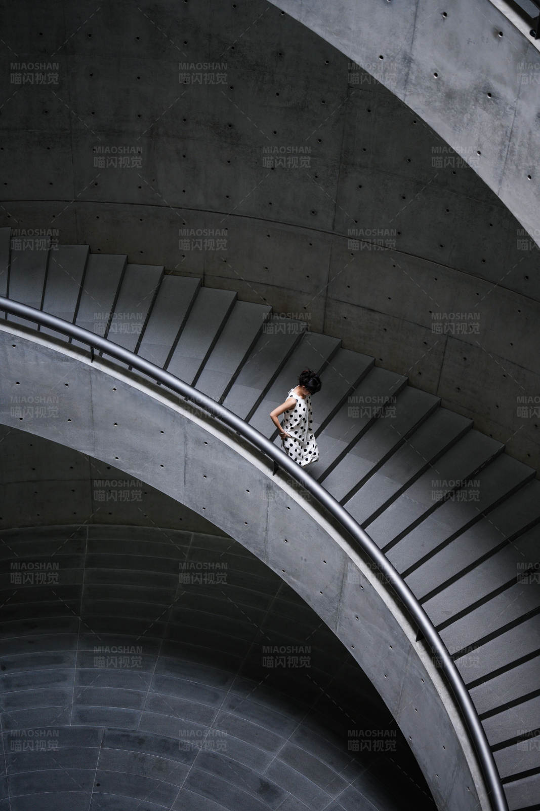 楼梯上的孤独身影图片