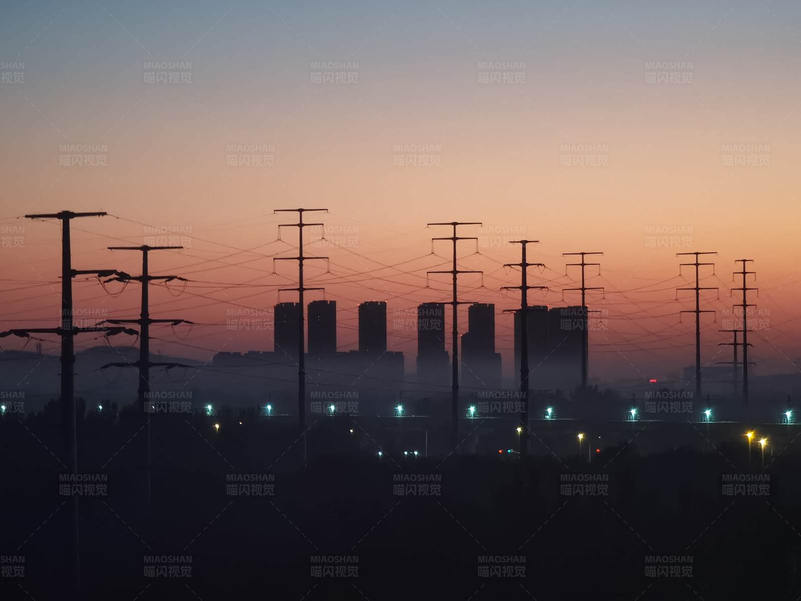 日落时分的城市天际线图片