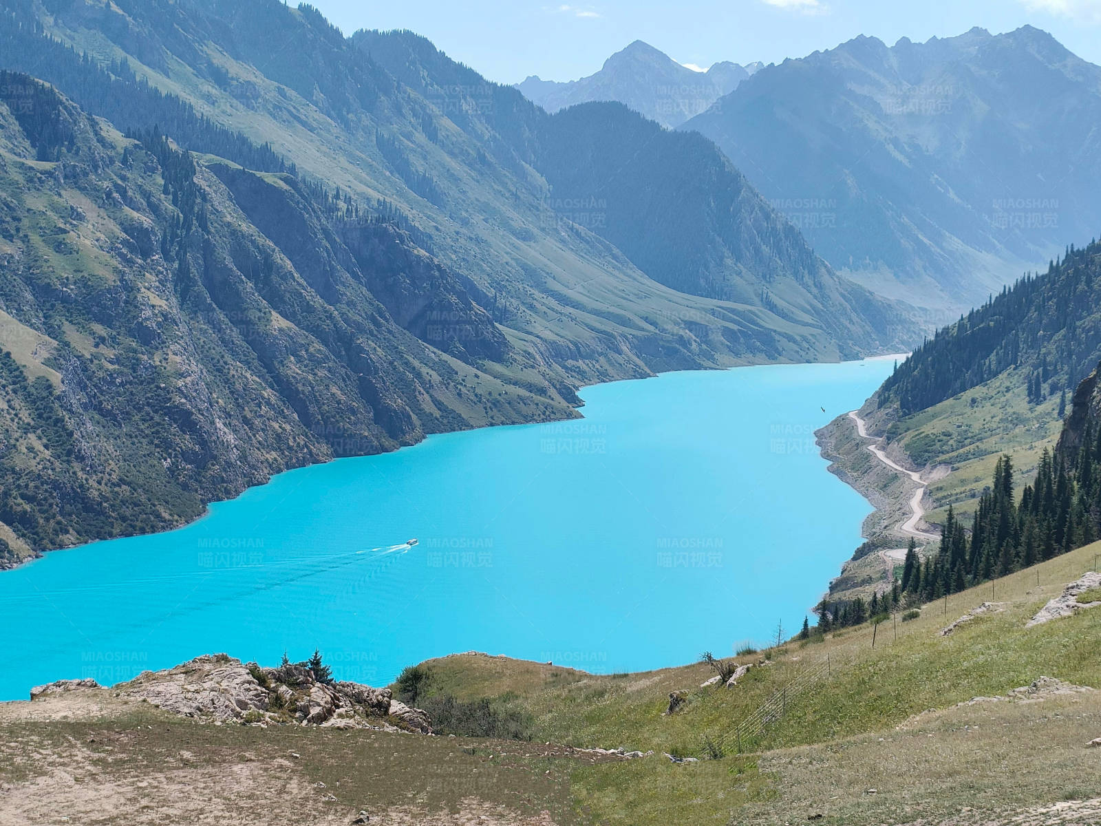 新疆高山湖泊碧水蓝天图片