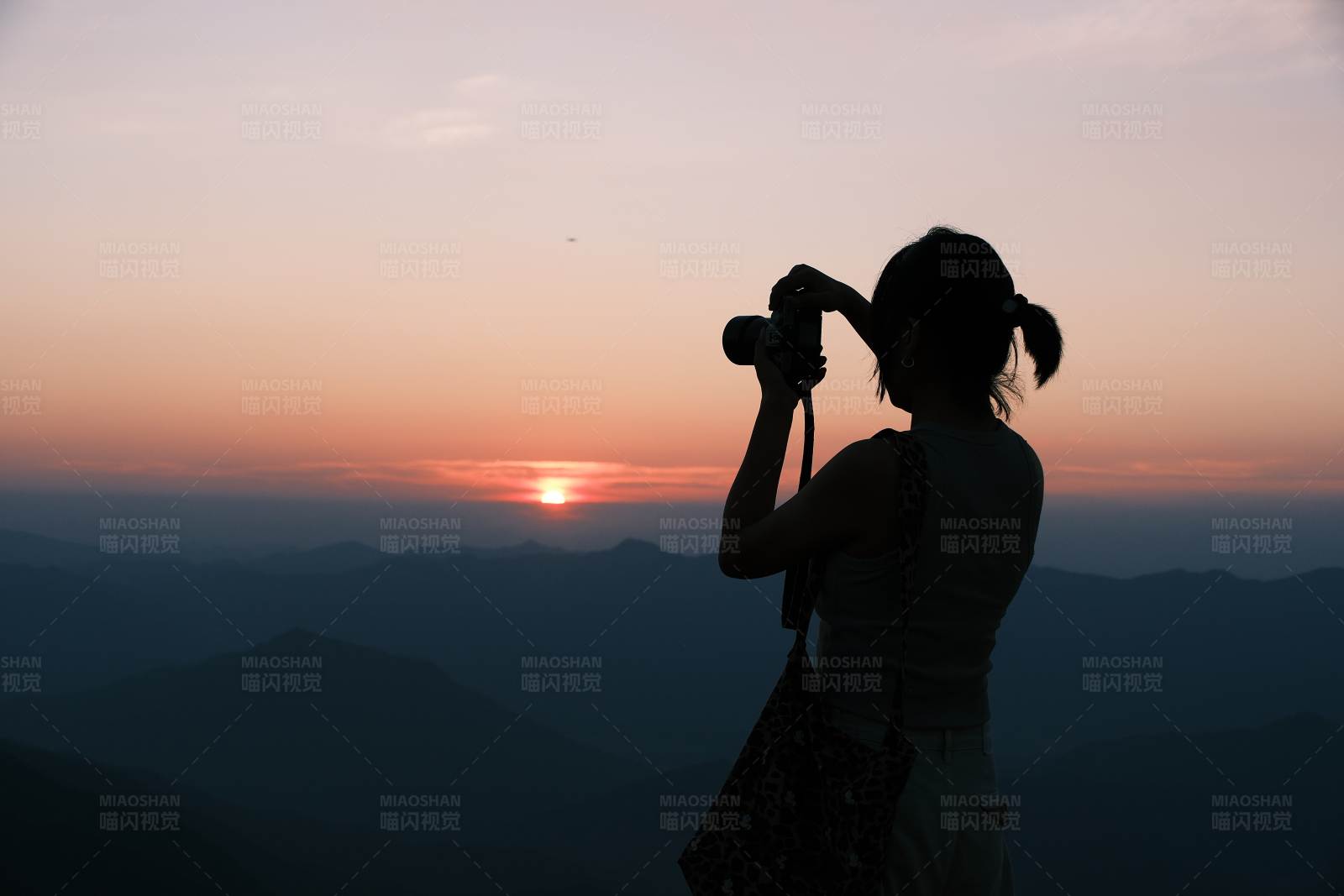夕阳下的摄影者图片