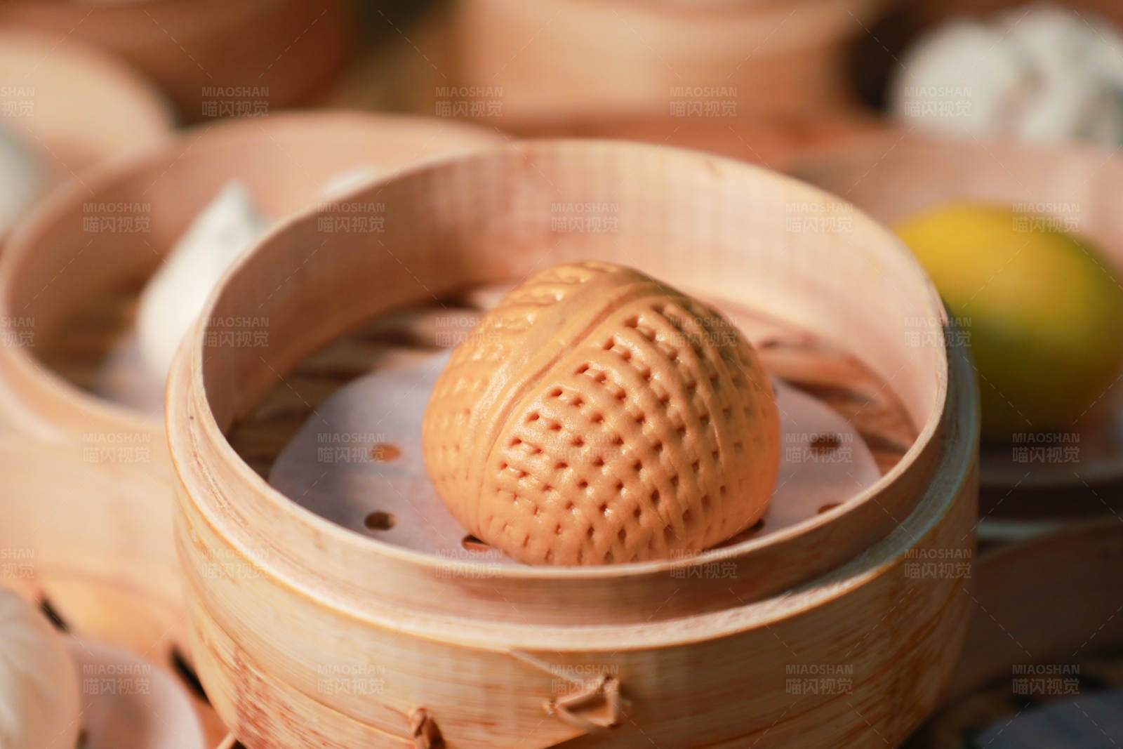 广式蒸笼中的精致点心图片