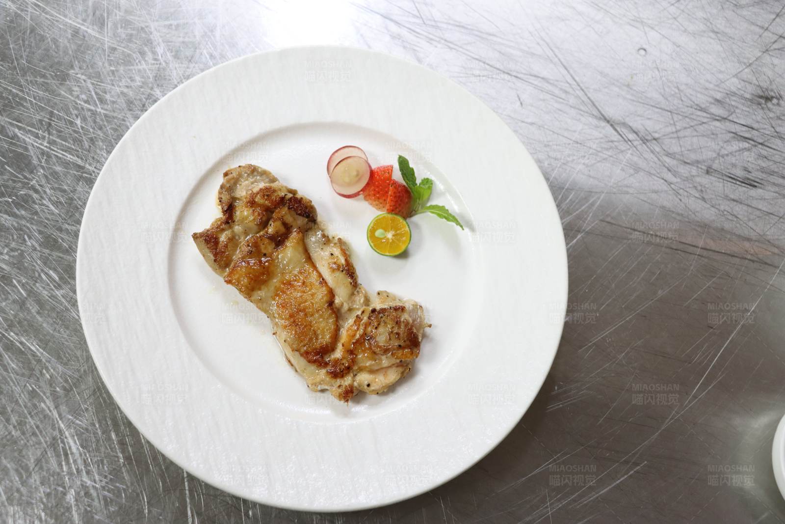 烤肉配酱汁图片