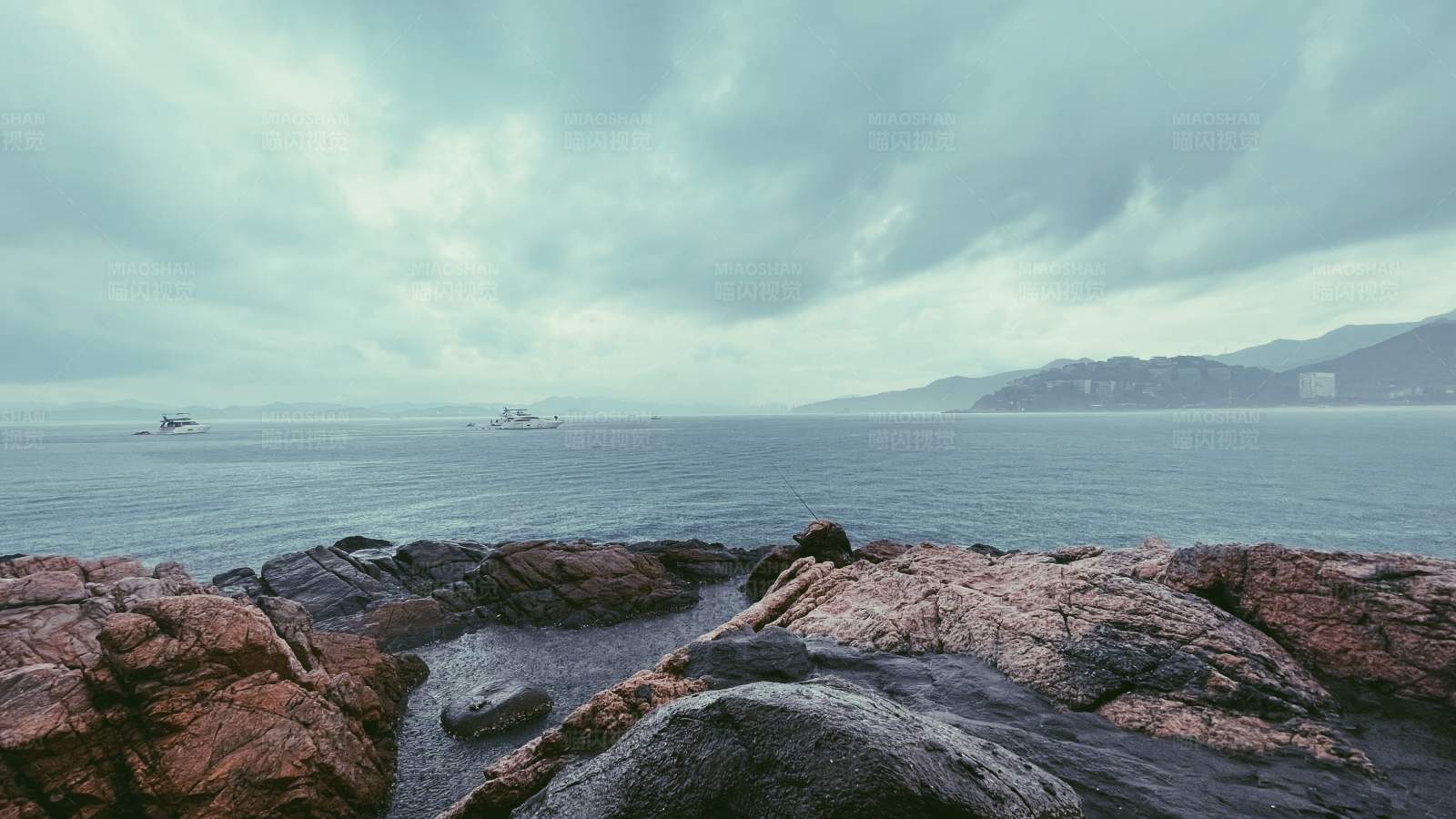 海边岩石与远山图片