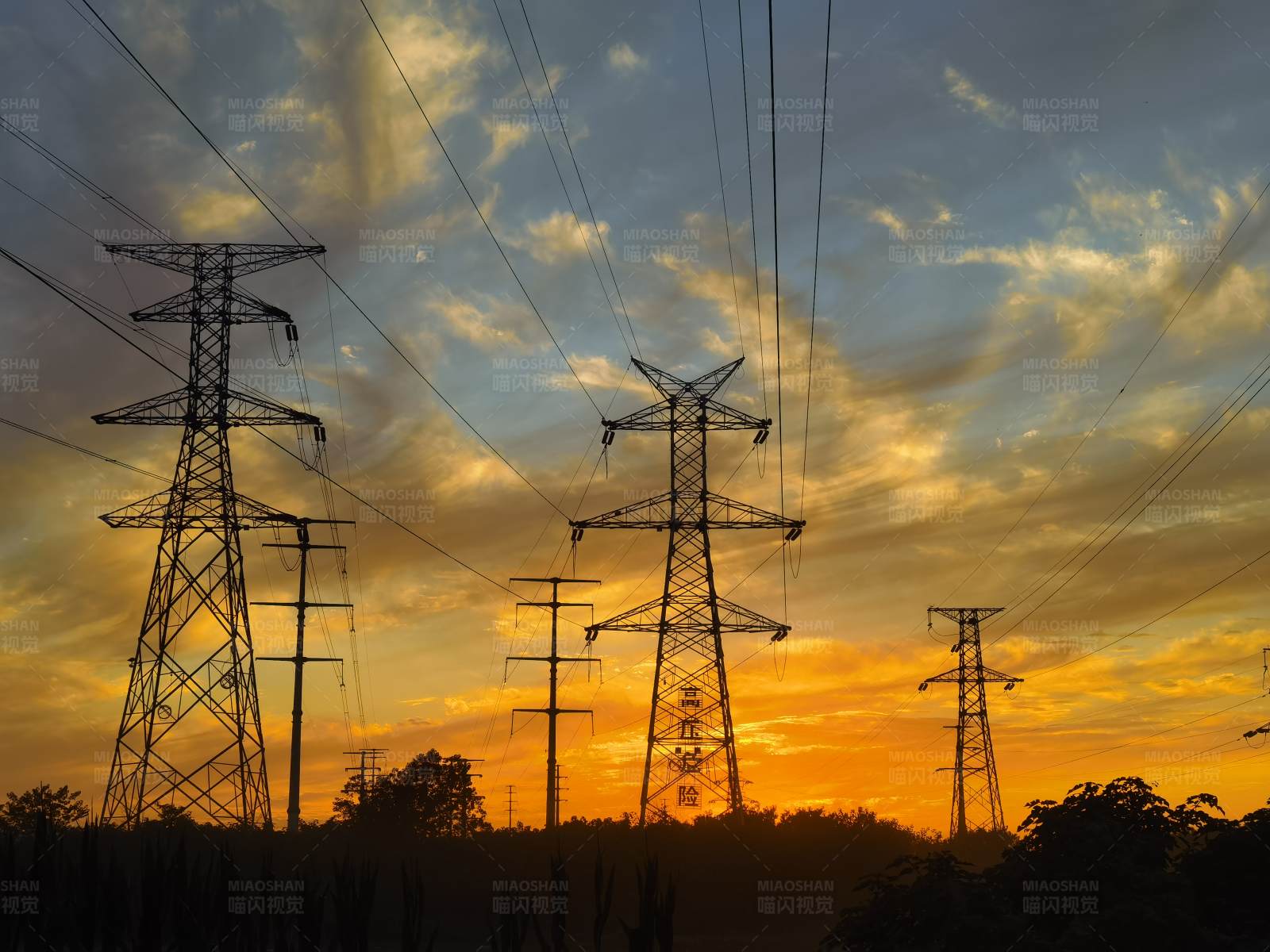 夕阳下的电力线图片