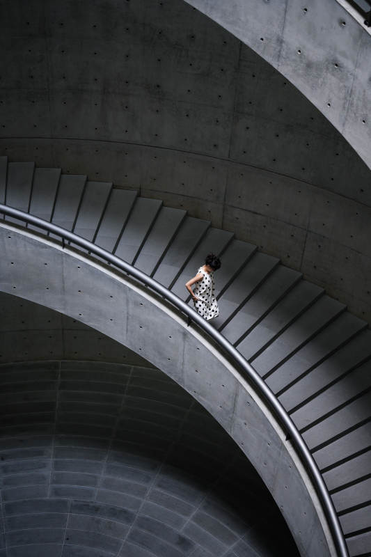 楼梯上的孤独身影图片