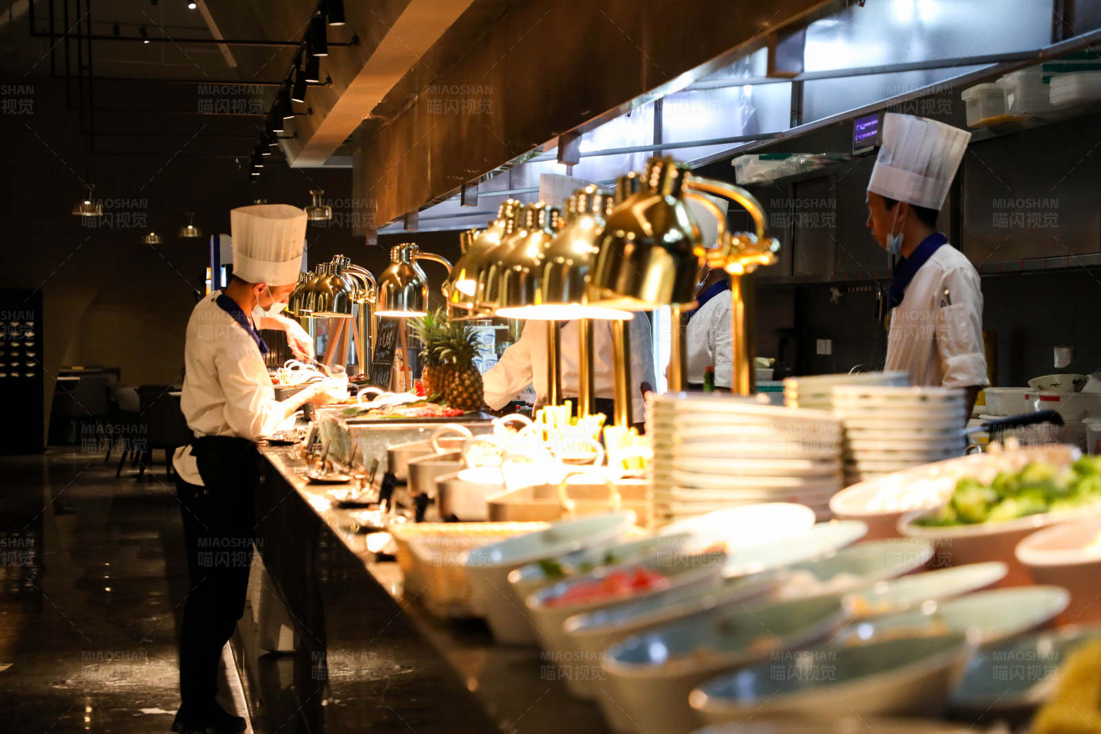厨师在自助餐厅工作图片