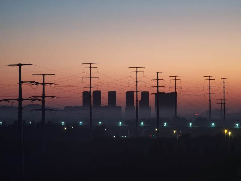 日落时分的城市天际线图片