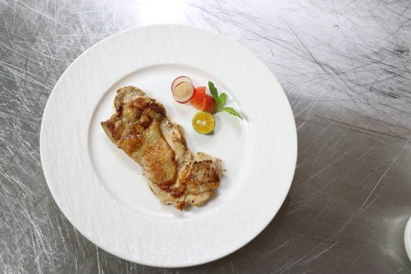 烤肉配酱汁图片