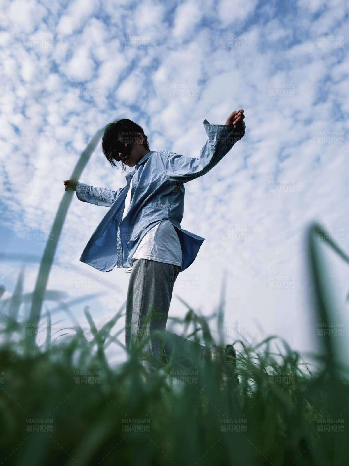 天空下的自由舞者图片