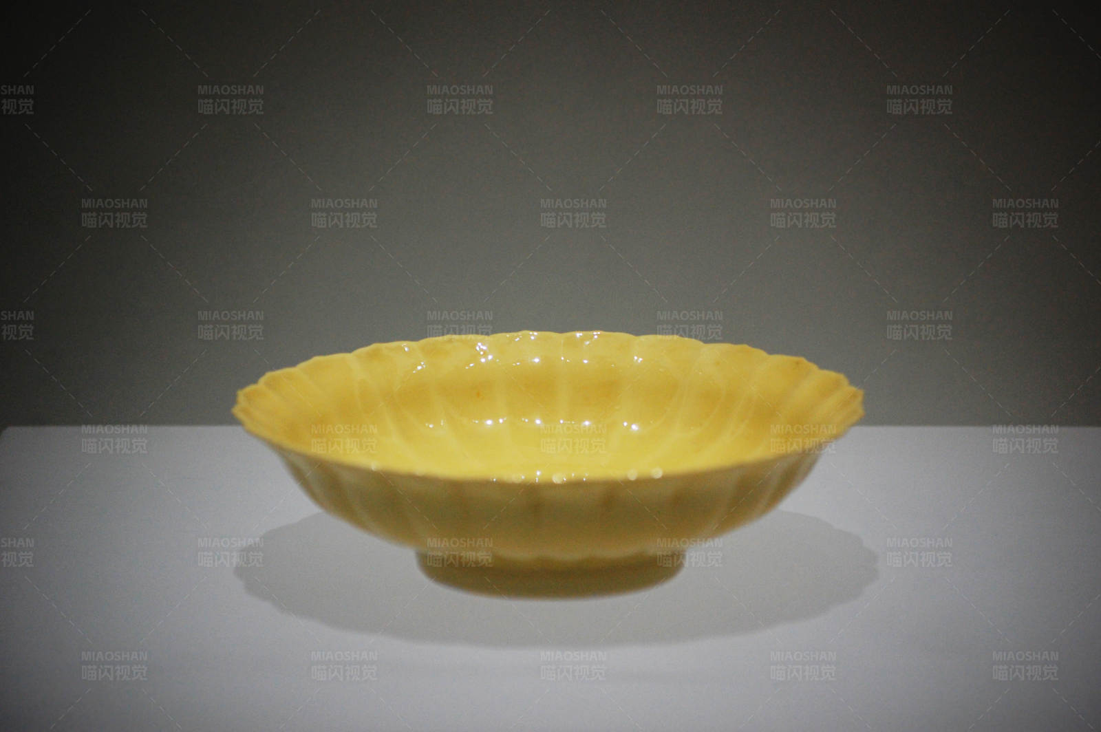 黄色花瓣形陶瓷碗图片