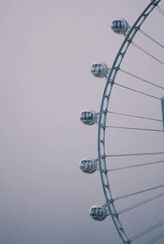 雾霾下的摩天轮图片