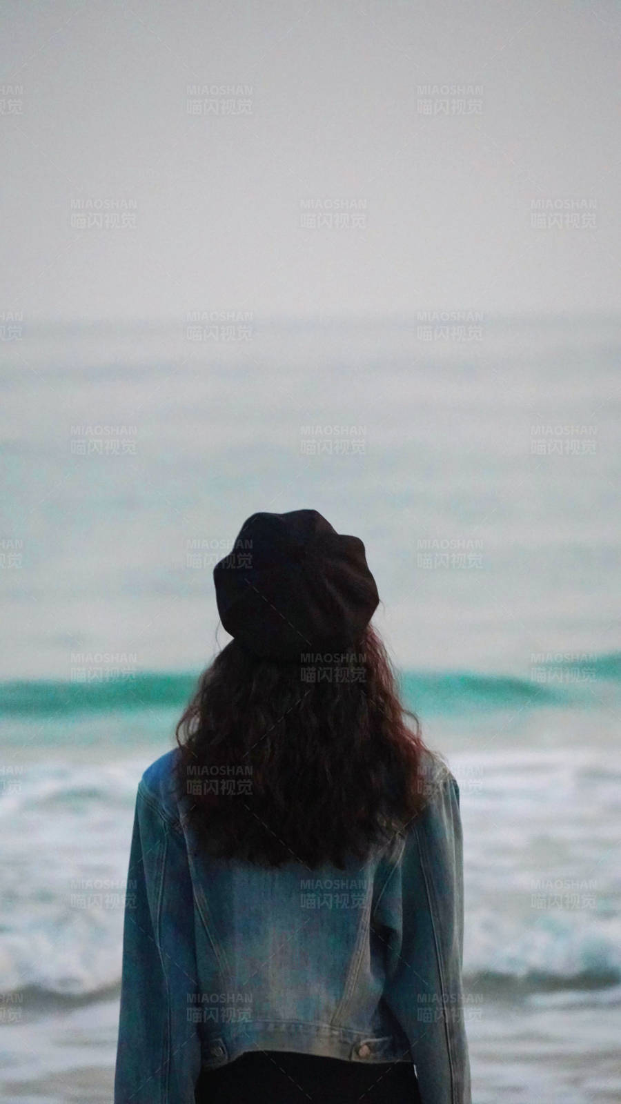 海边的孤独身影图片