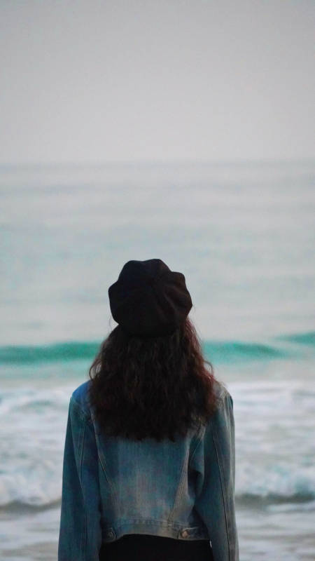 海边的孤独身影图片