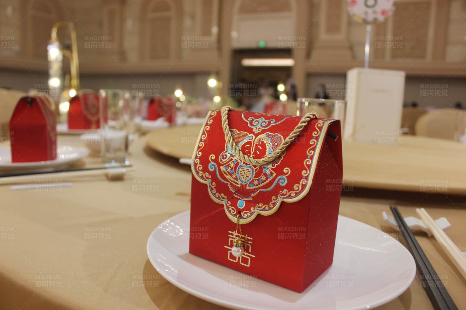 婚宴桌上的红色喜糖袋图片