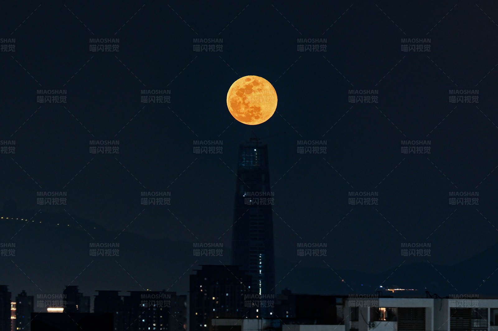 月光下的城市剪影图片