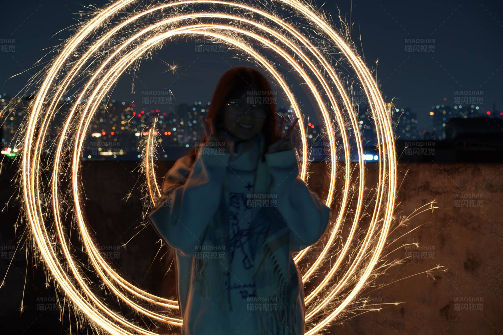 夜空下的光圈图片