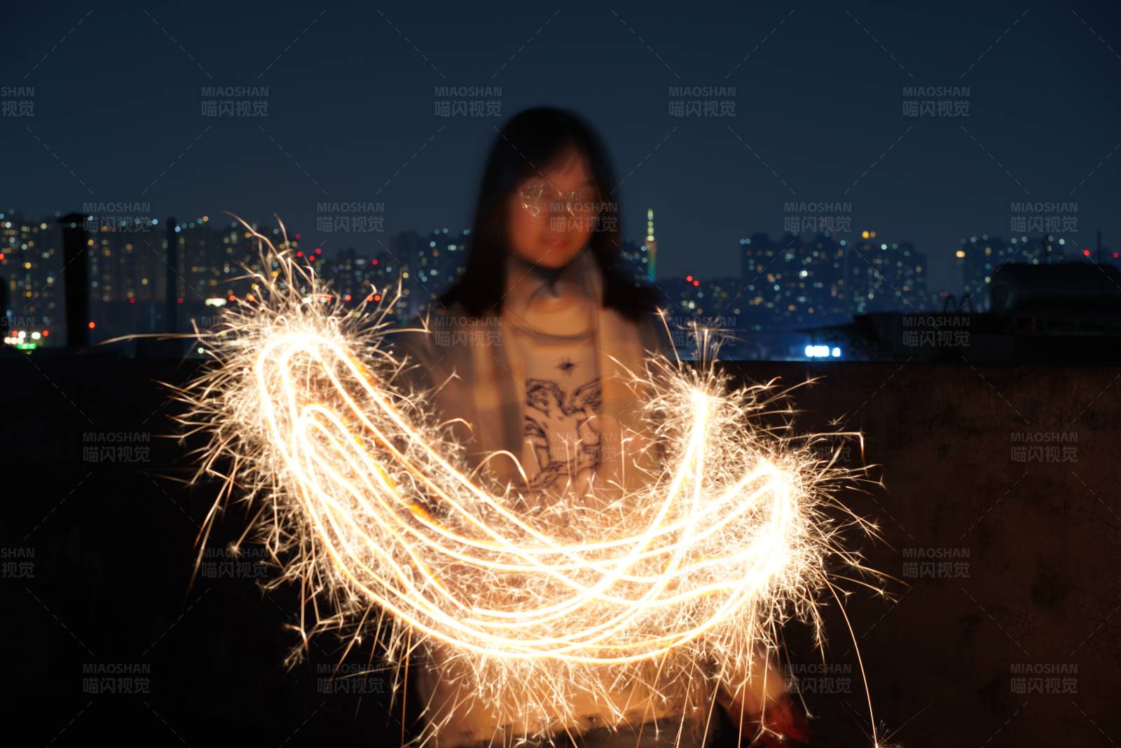 夜空下的烟花舞者图片