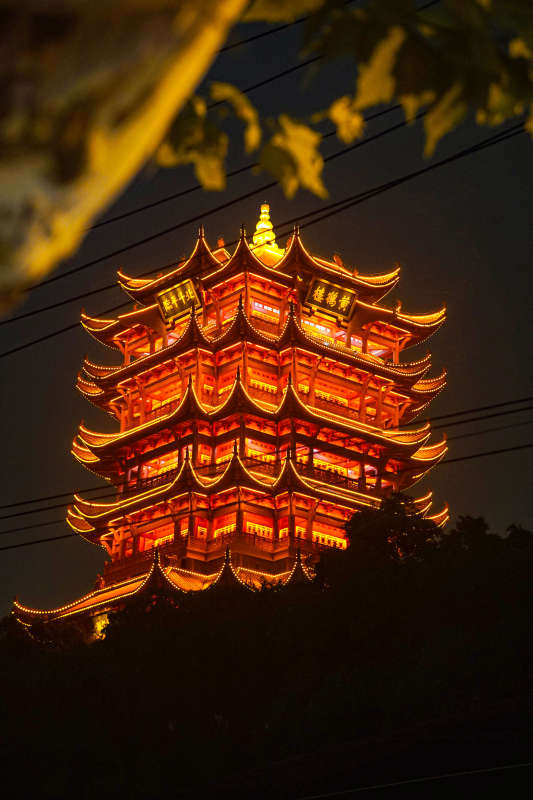 夜色中的金色宝塔图片