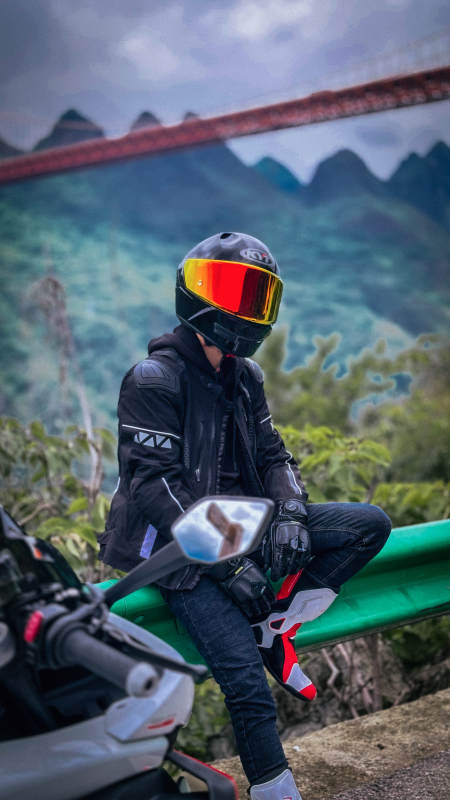 山间骑行者图片