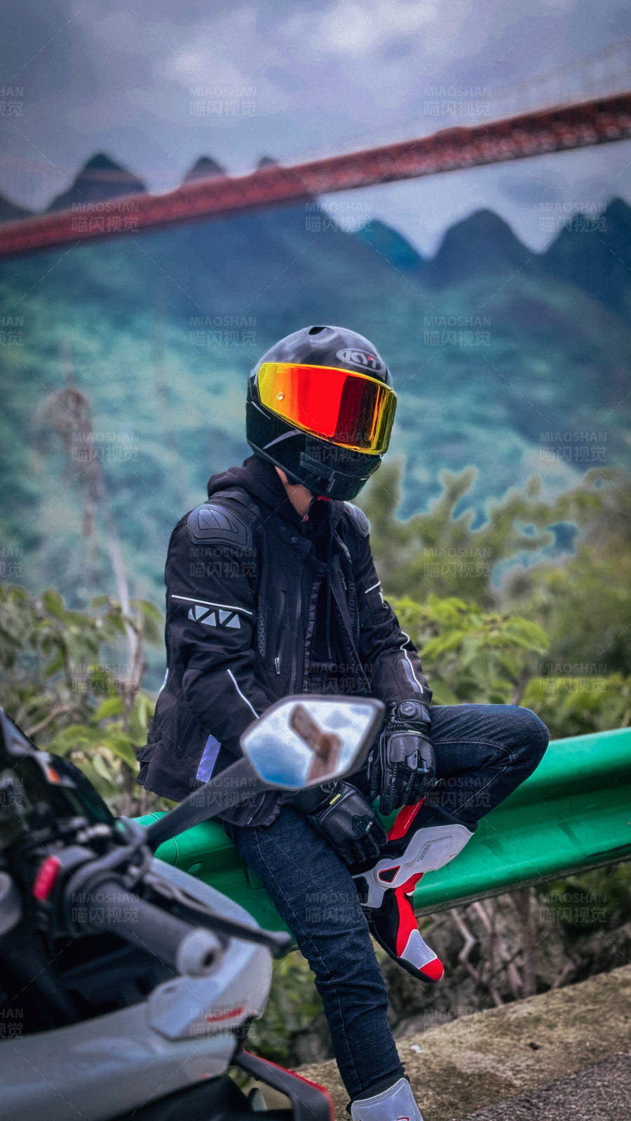 山间骑行者图片