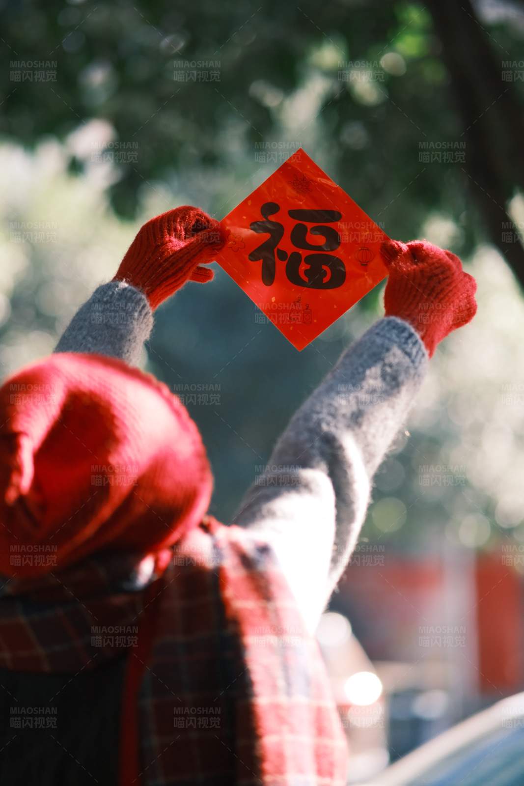 迎接福气的红衣人图片