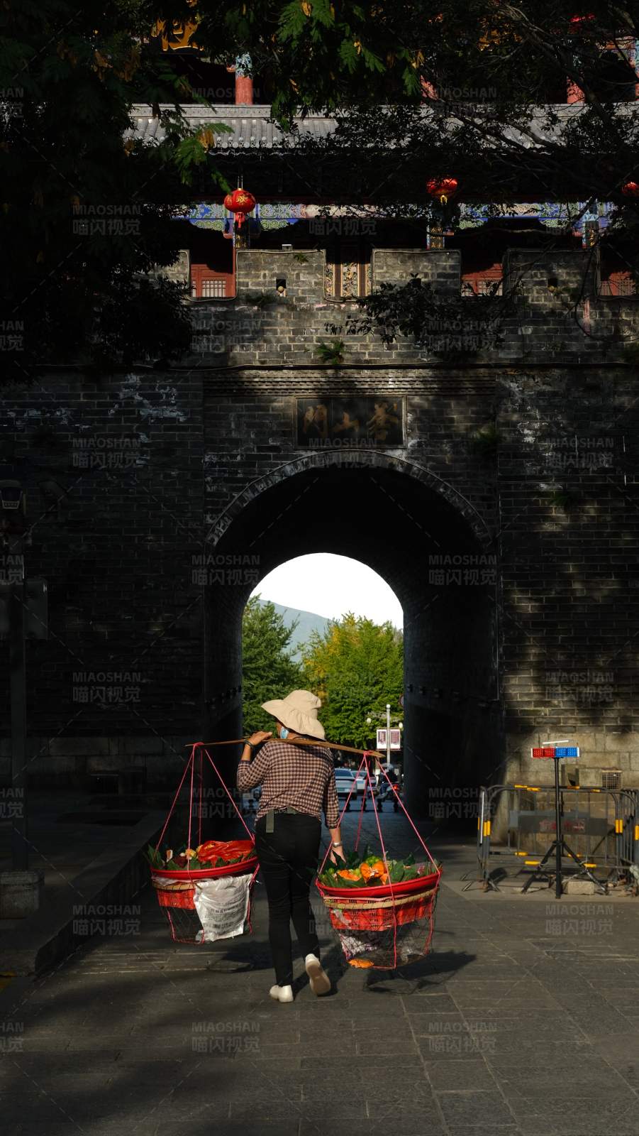 古城门下的水果摊贩图片
