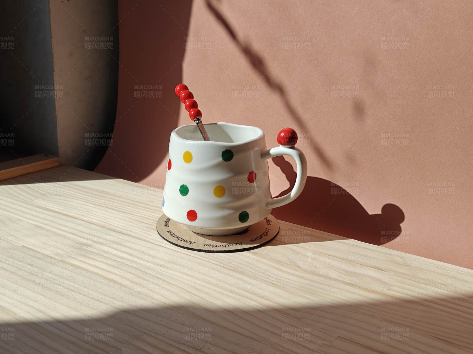 彩色圆点咖啡杯图片