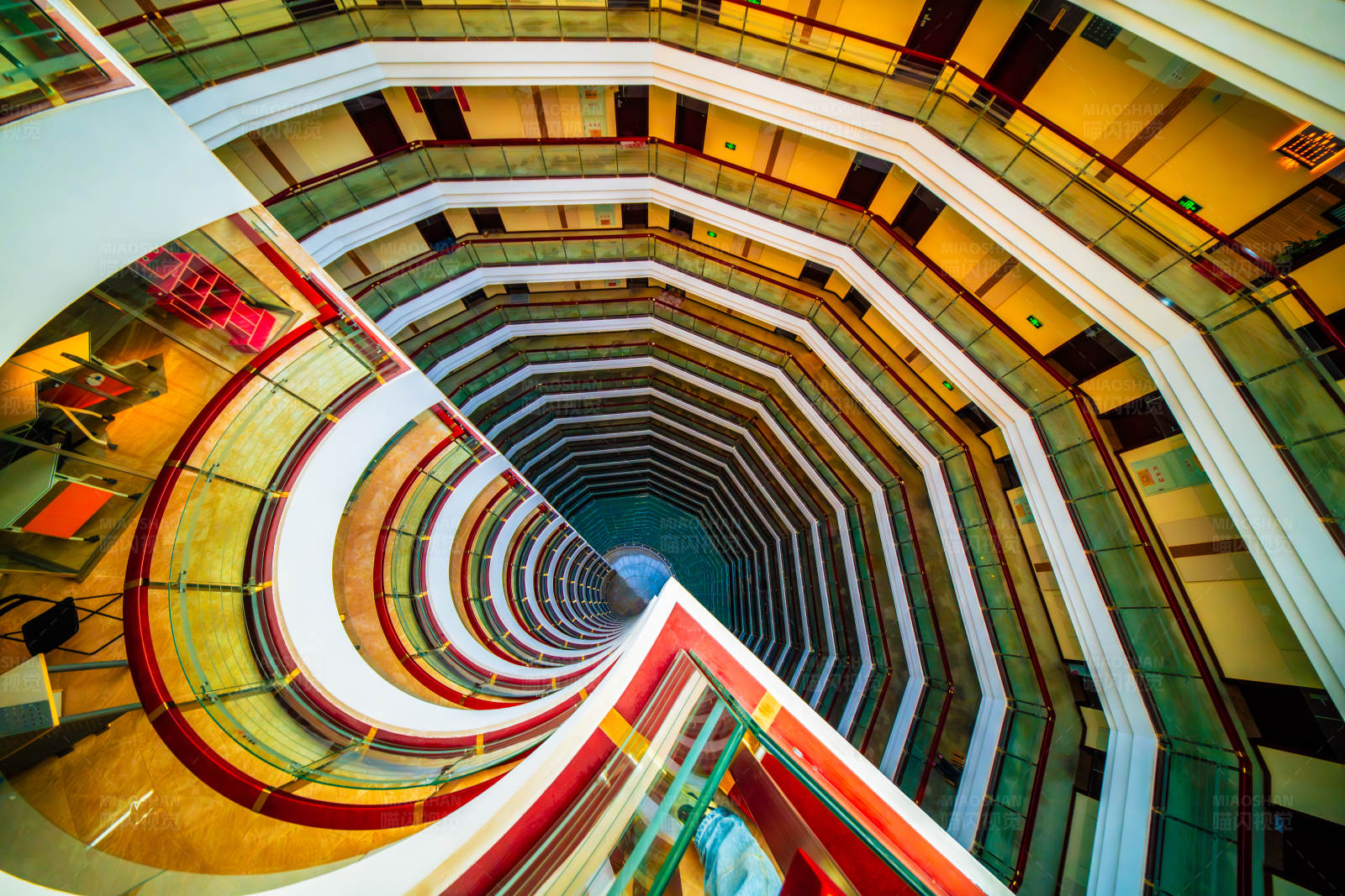 色彩斑斓的建筑螺旋图片