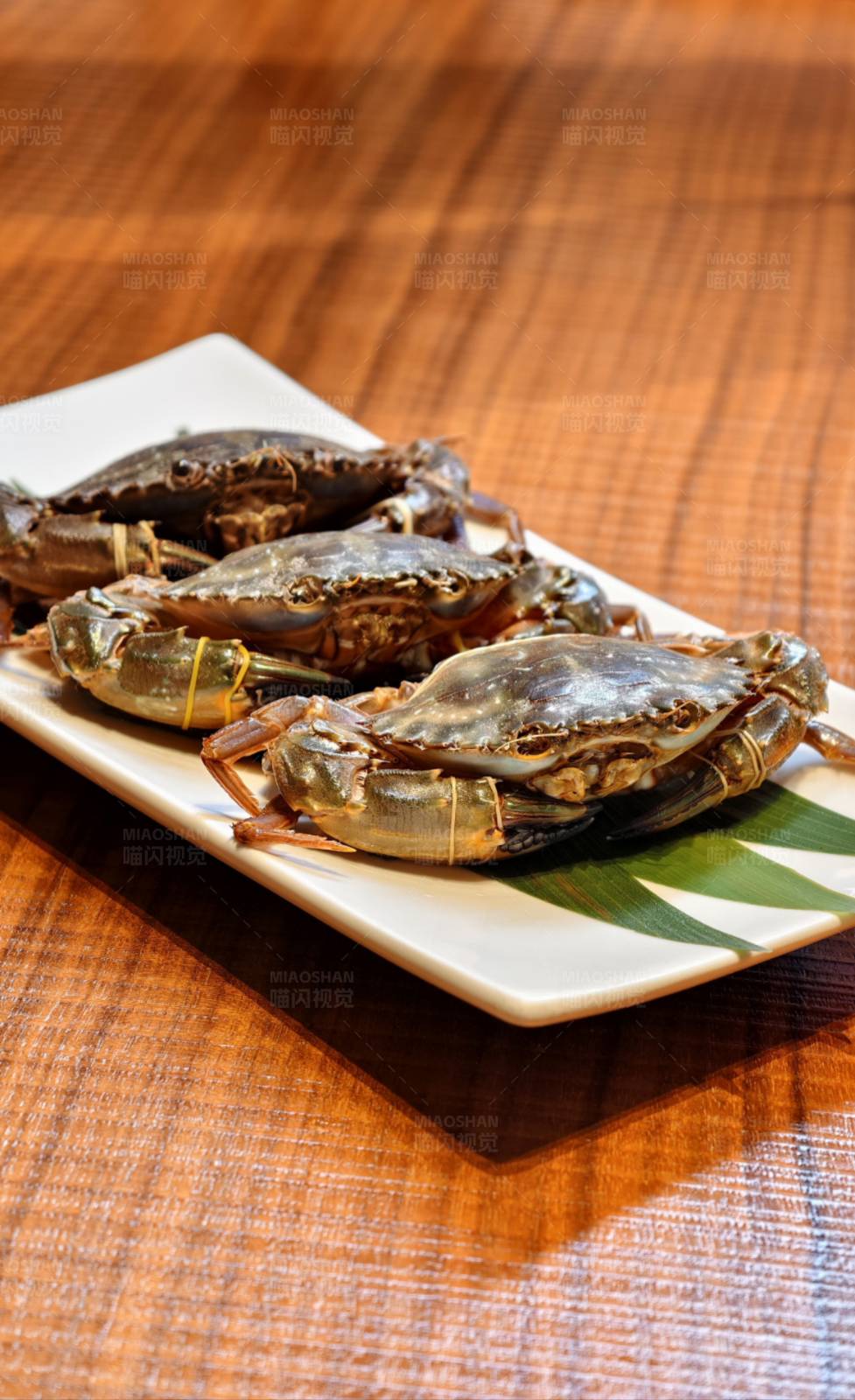盘中鲜蟹待烹图片