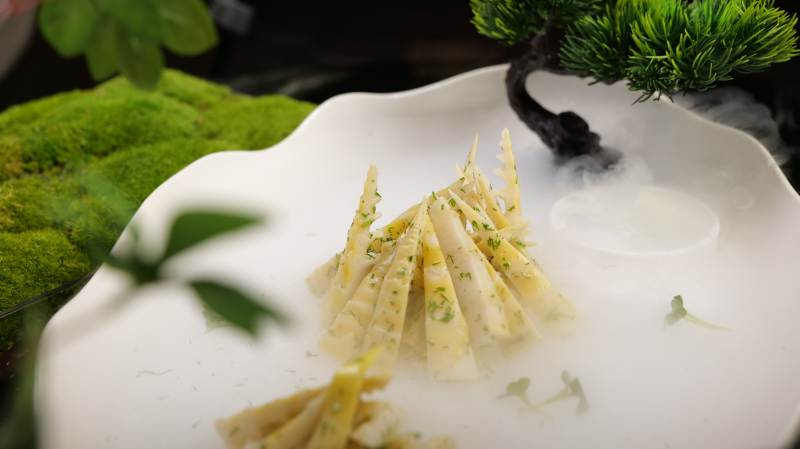 精美摆盘的凉拌竹笋图片