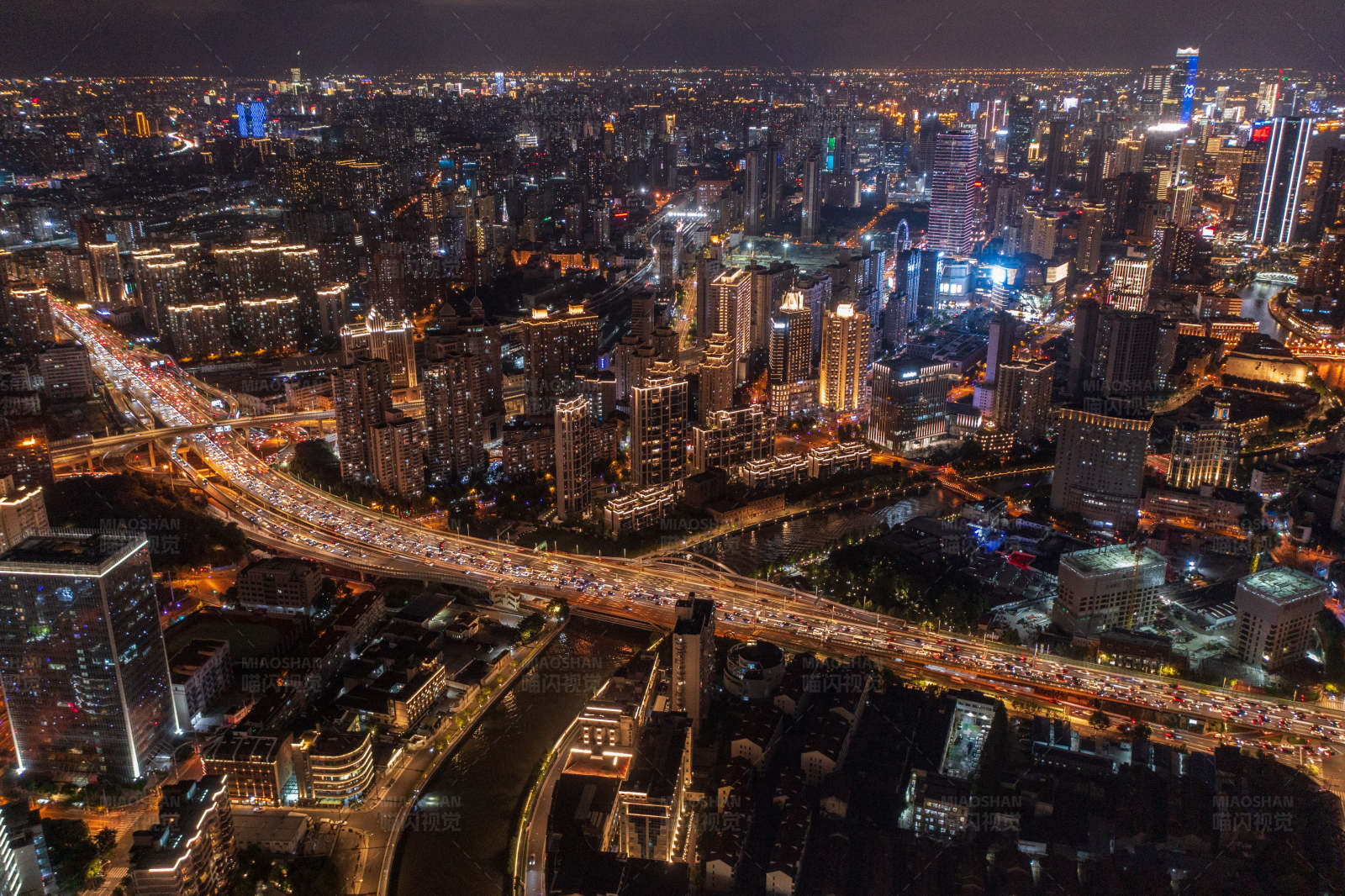 夜幕下的城市灯火通明图片