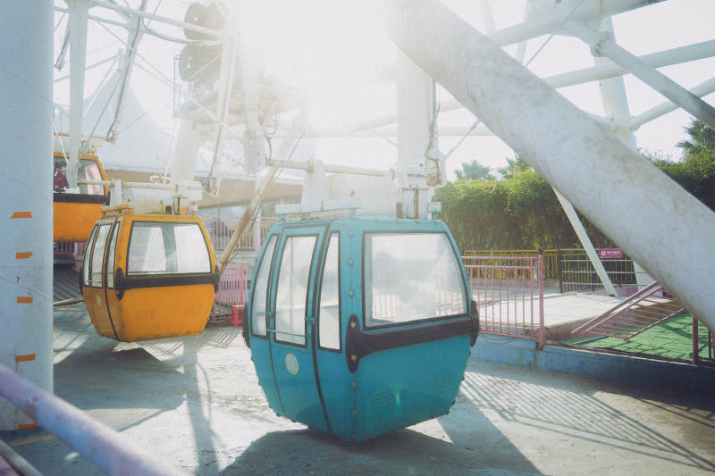 摩天轮上的彩色缆车图片