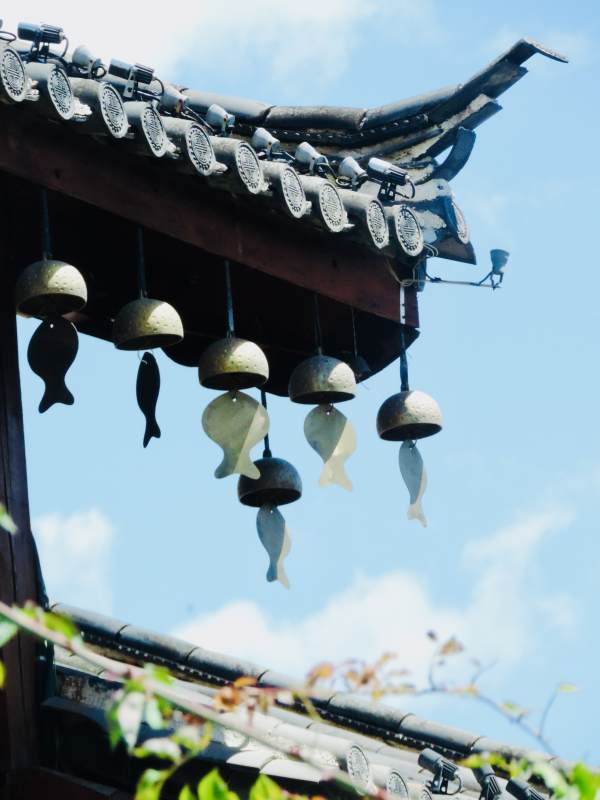 屋檐风铃随风摇曳图片