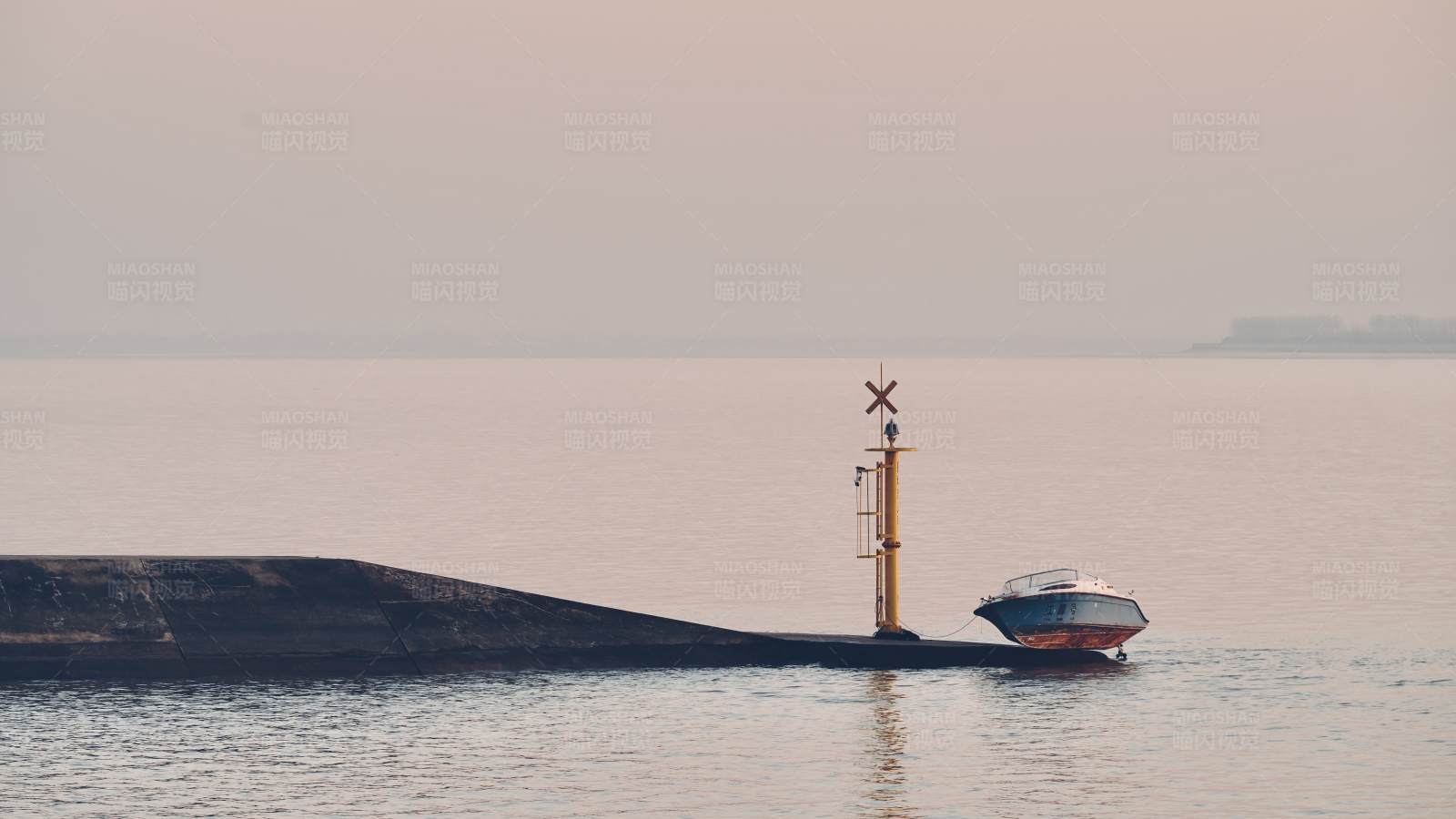 孤舟伴灯塔图片
