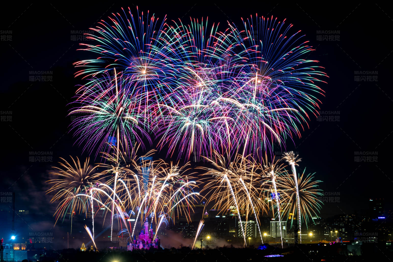城市上空的烟花盛宴图片