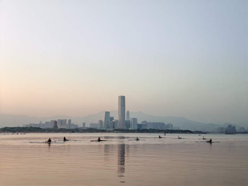 杏林湾城市天际线与水上运动图片