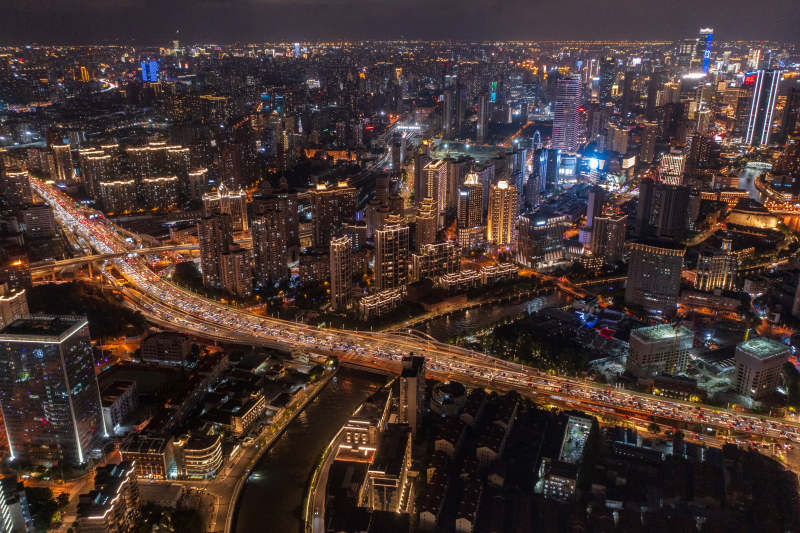 夜幕下的城市灯火通明图片