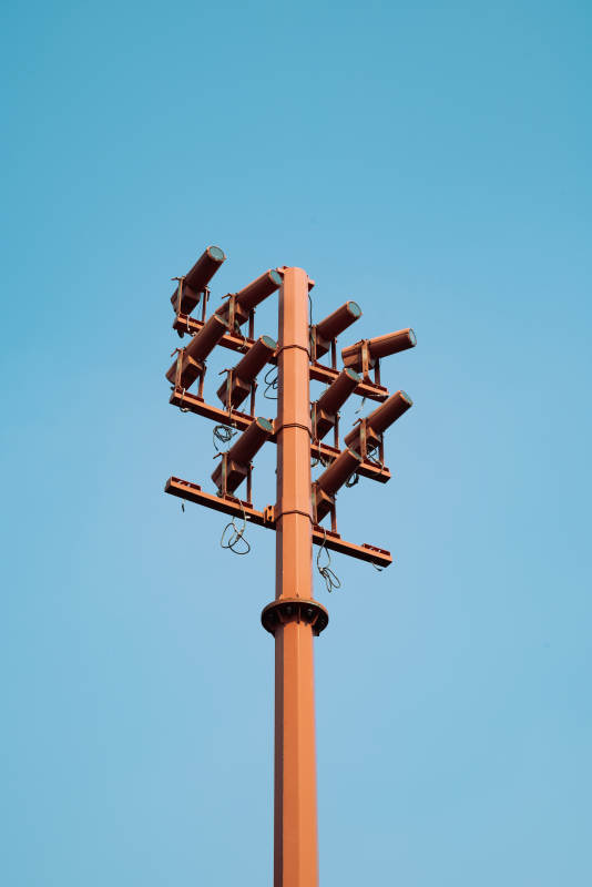 高耸灯塔映蓝天图片