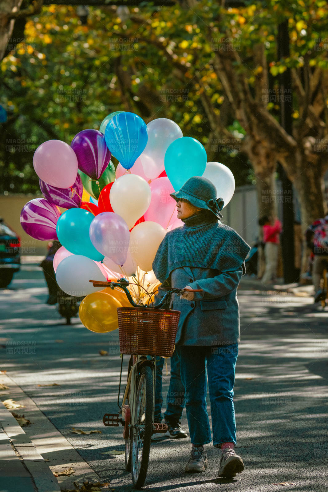 街头气球售卖者图片