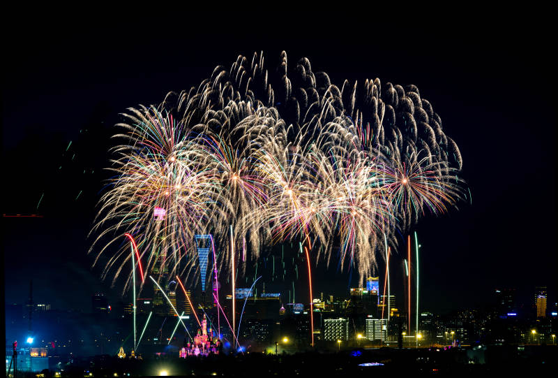 城市上空的烟花盛宴图片