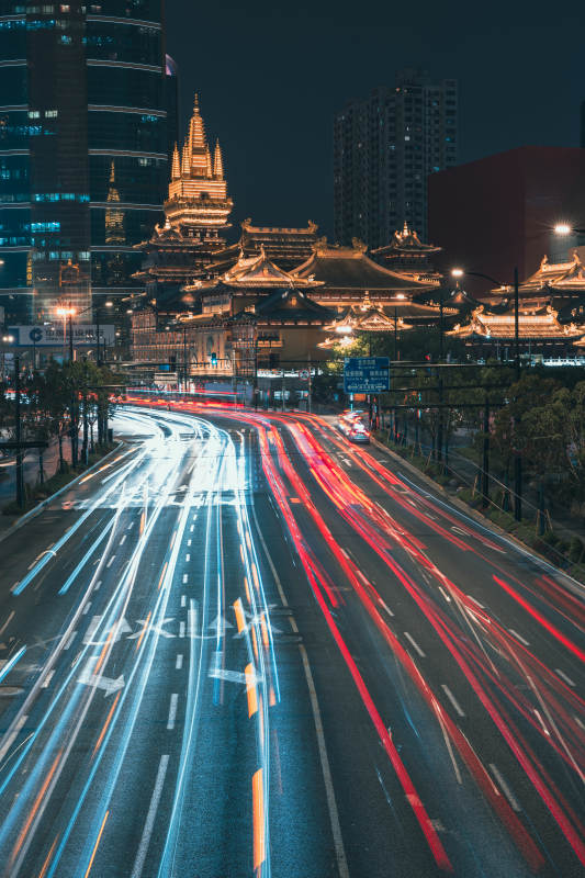 静安寺夜景与车流图片