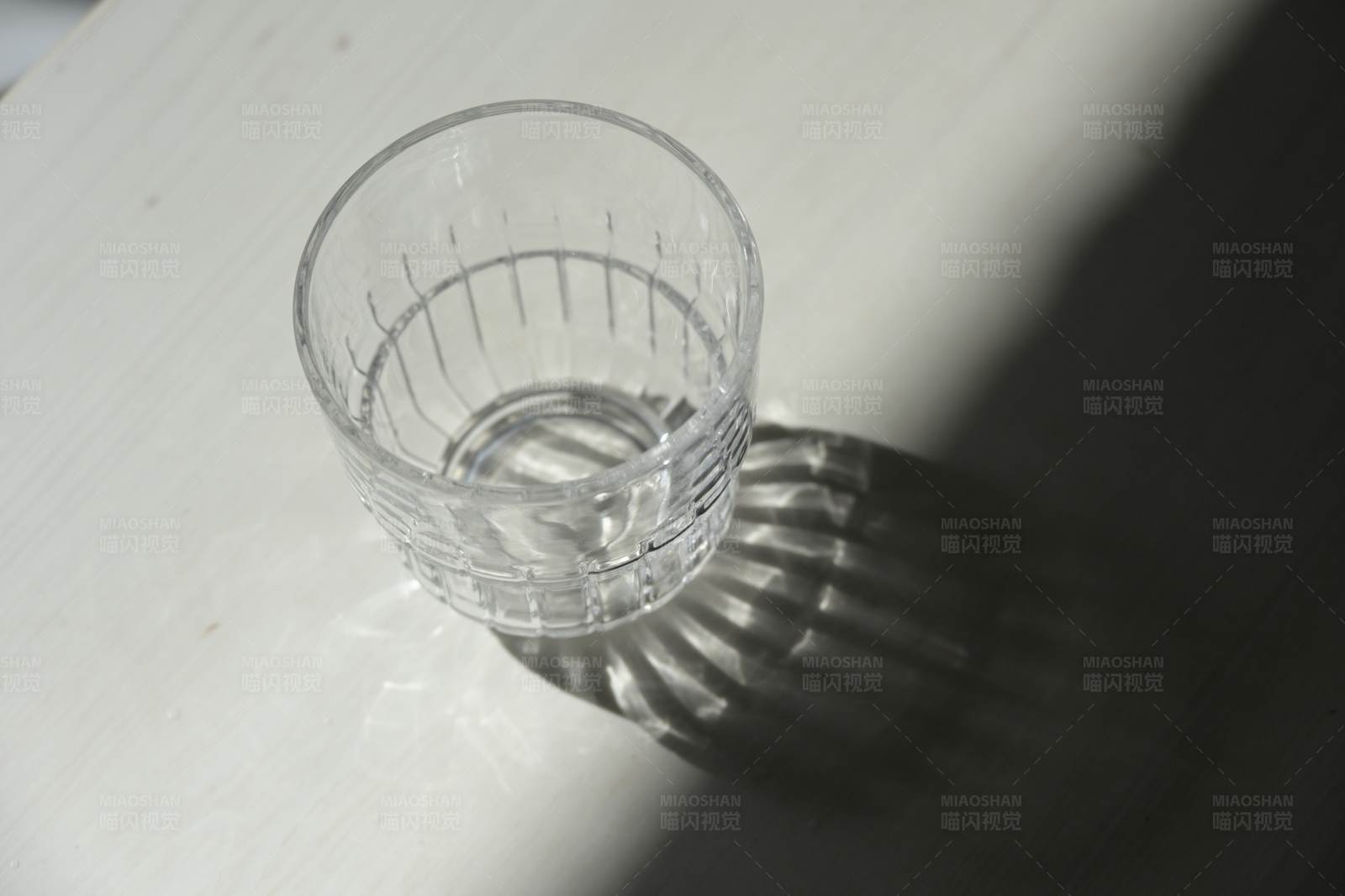 光影交错的空玻璃杯图片