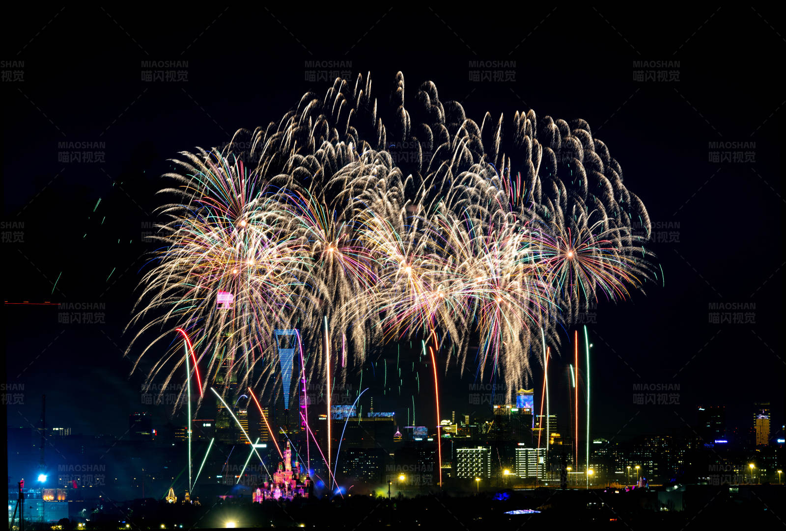 城市上空的烟花盛宴图片