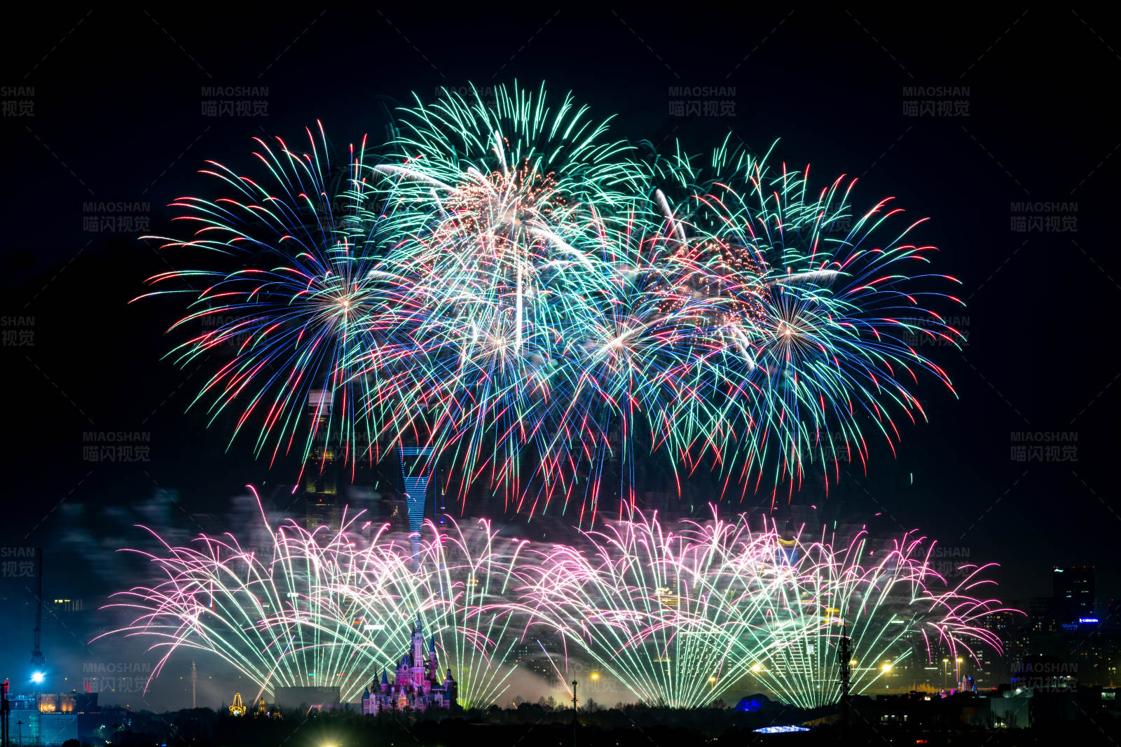 夜空下的烟花盛宴图片