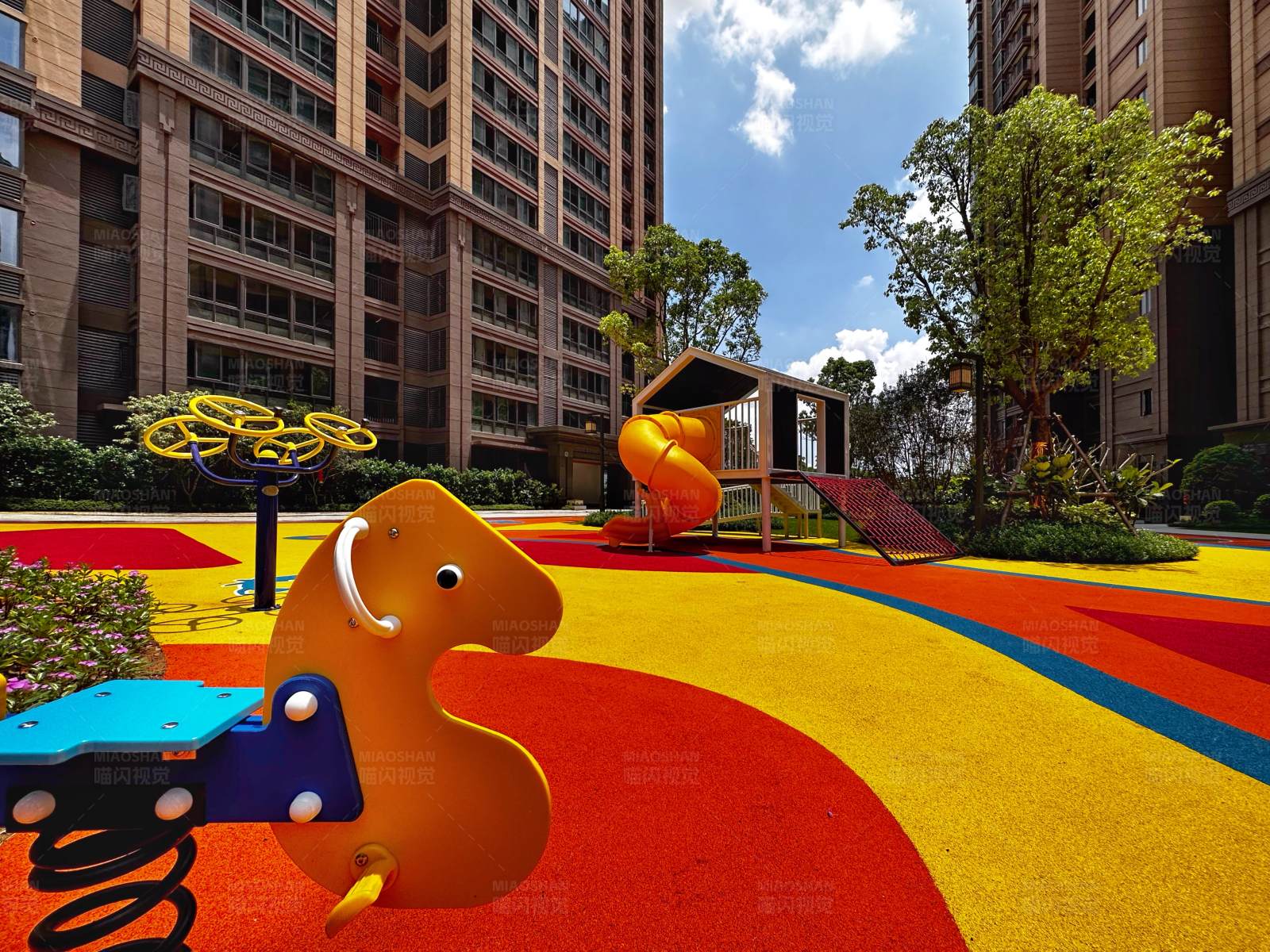 城市中的儿童乐园图片
