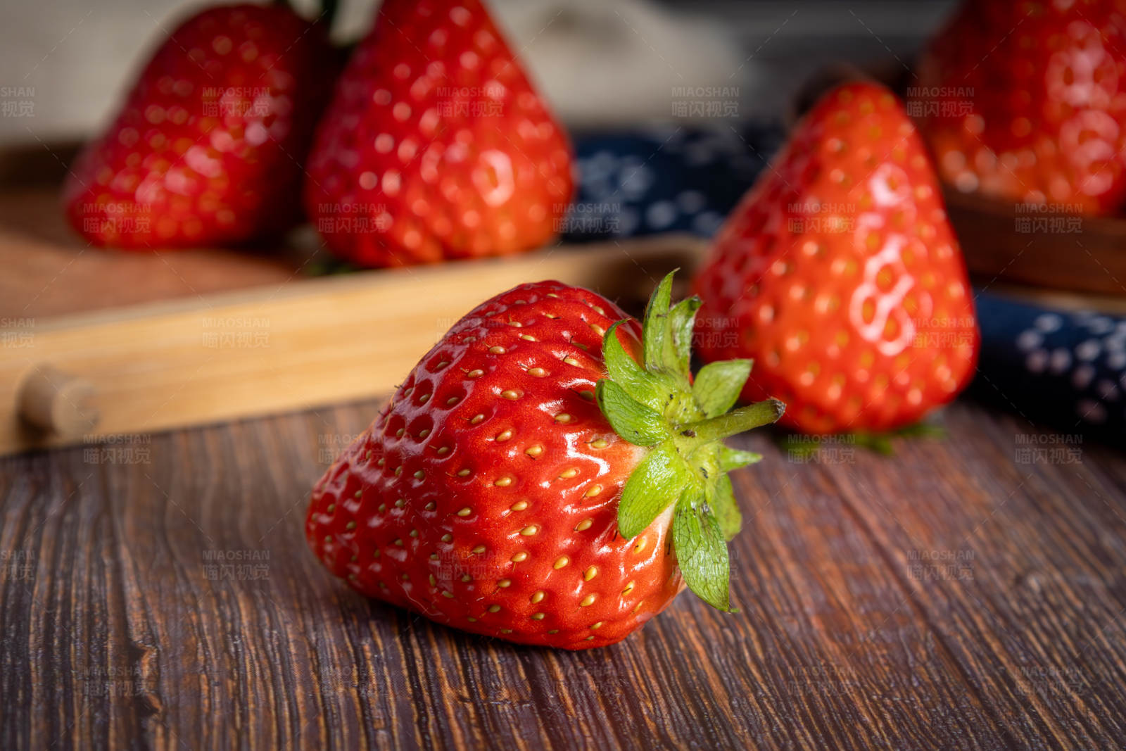 新鲜草莓木桌特写图片