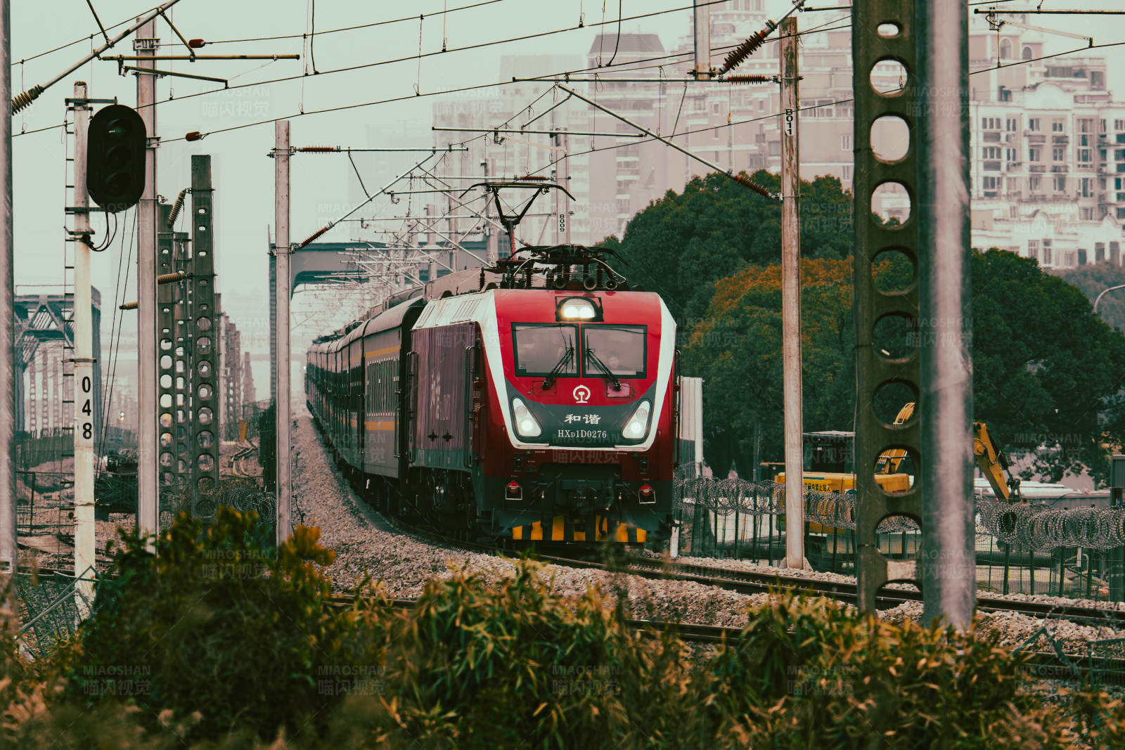 城市铁路 红色列车图片