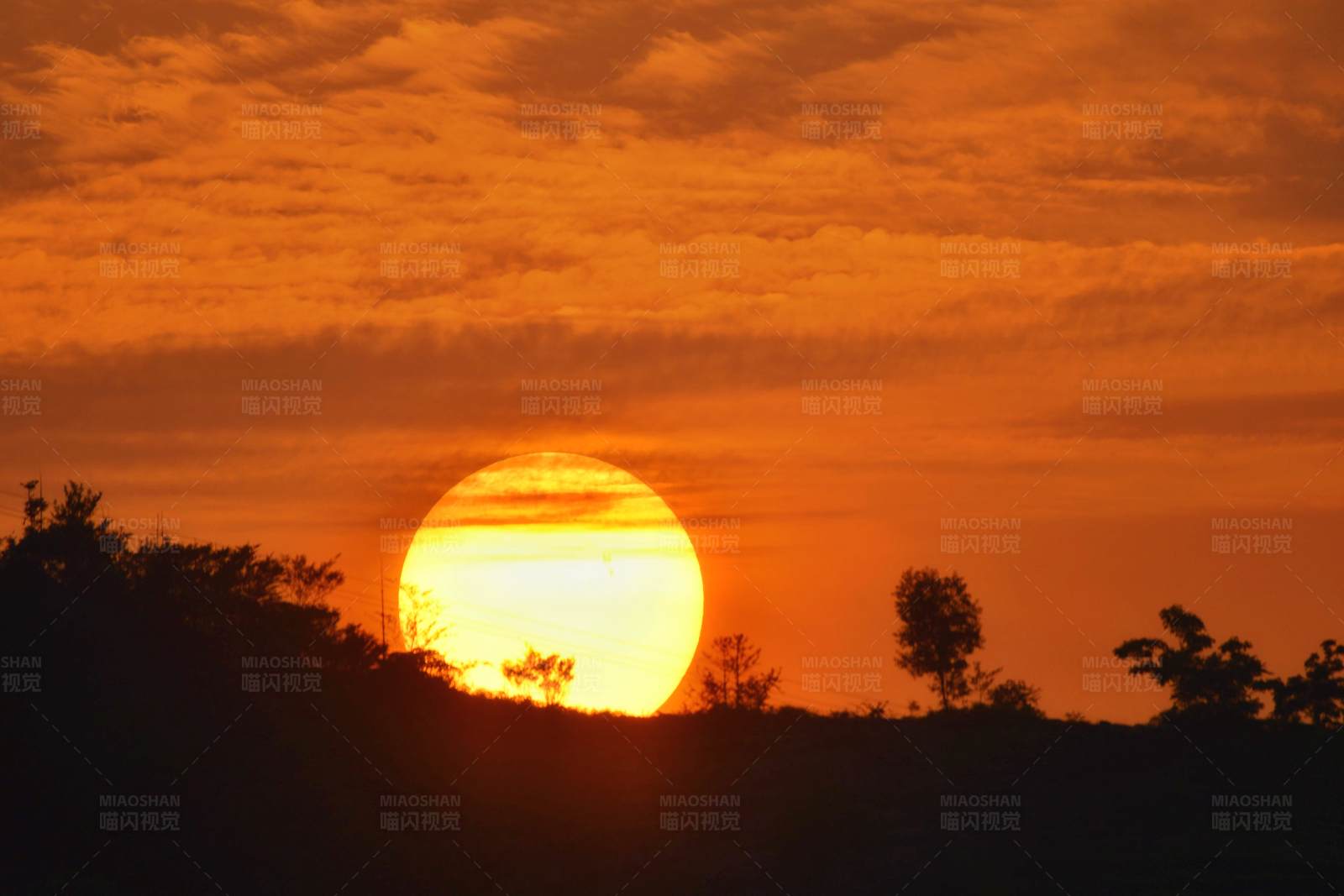 夕阳西下 金黄满天图片