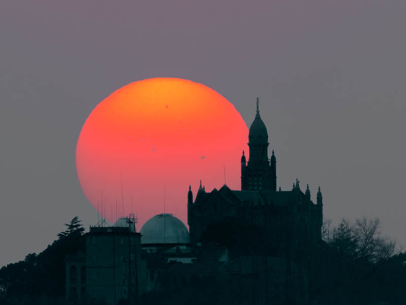 佘山教堂剪影图片