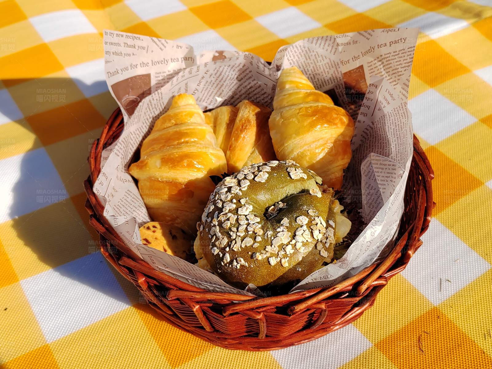 早安 阳光与面包篮图片
